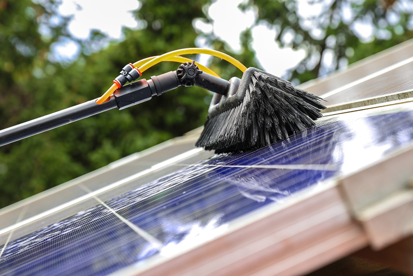 Reinigung von PV-Modulen bei Muster Elektro in Musterstadt